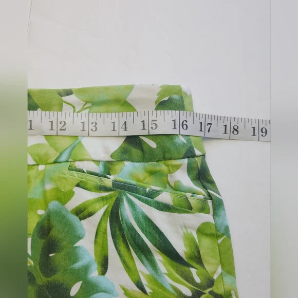 Attyre Women's Skort Tropical Green Leaves ~ Stretch ~ Size 12 - Picture 7 of 9